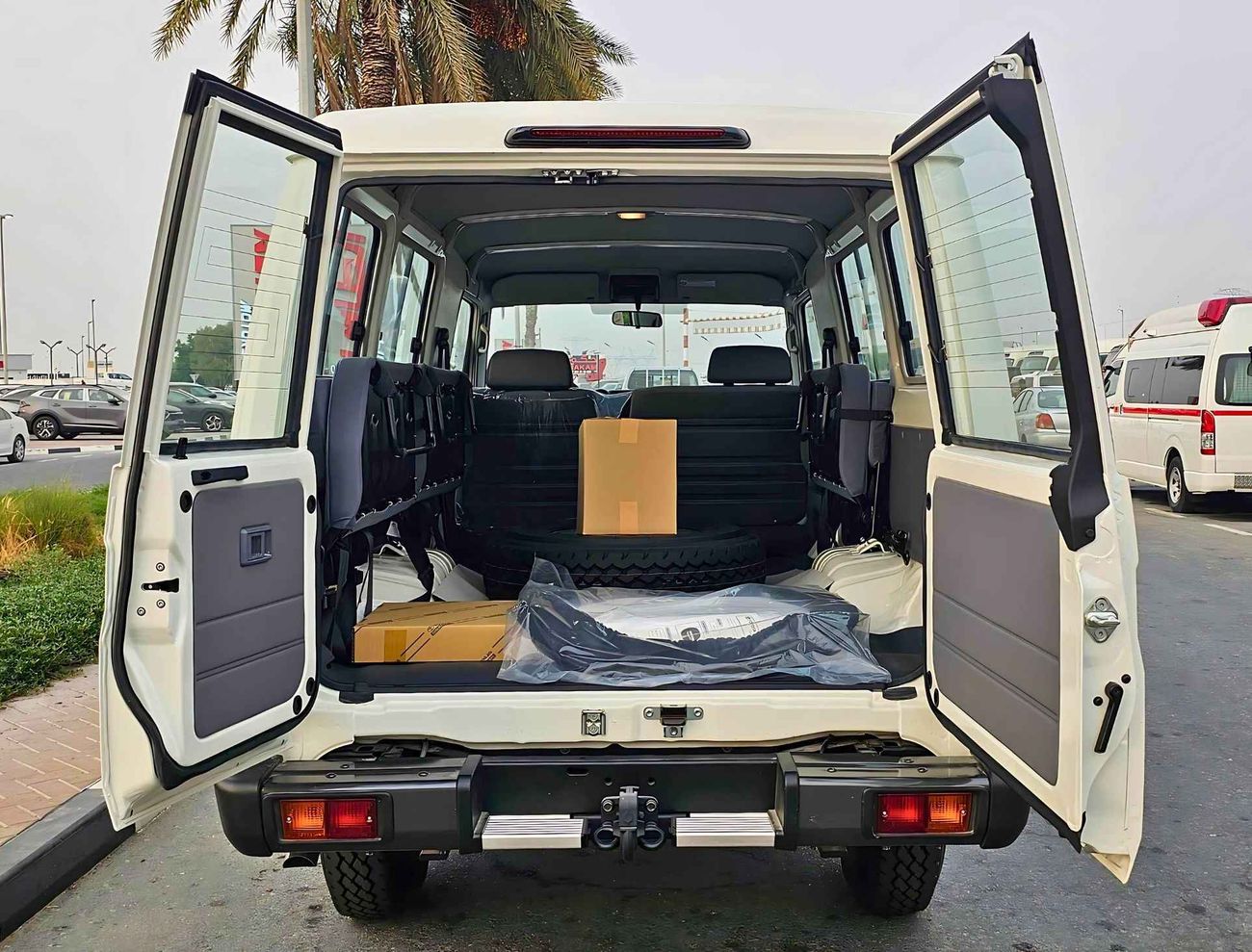 تويوتا لاند كروزر 70 M/T | 4.0L V6 PETROL | 3 DOOR | PWR WINDOWS | FREE WHEEL HUB | 4WD (CODE # 68011)