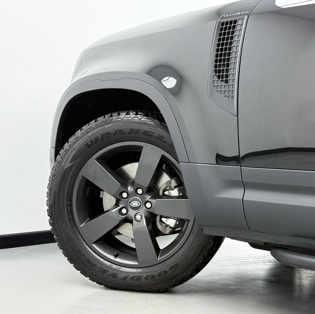 Land Rover Defender P300 110 2.0L (5 Seater) 2024 Land Rover Defender 110 P300, 2029 Land Rover Warranty, Excellent Cond