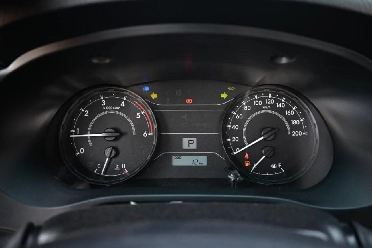 Toyota Hilux DLX 2.4L