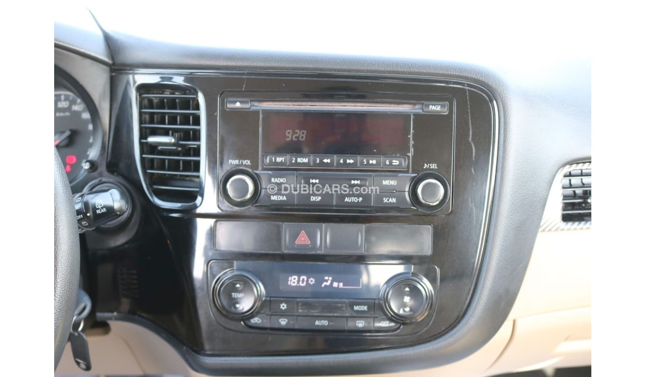 ميتسوبيشي آوتلاندر 2014 | MITSUBISHI OUTLANDER - 7 SEATER CAPACITY PETROL A/T WITH GCC SPECS AND EXCELLENT CONDITION