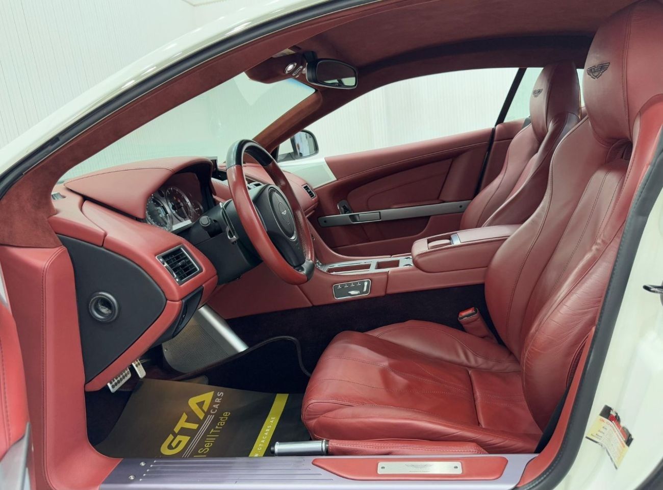 أستون مارتن فيراج 5.9L V12 2012 Aston Martin Virage V12, Full Service History, Low Kms, Excellent Condition, GCC