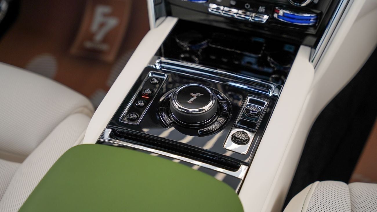 Rolls Royce Cullinan STD Rolls Royce Cullinan - Silver Badge - 2026
