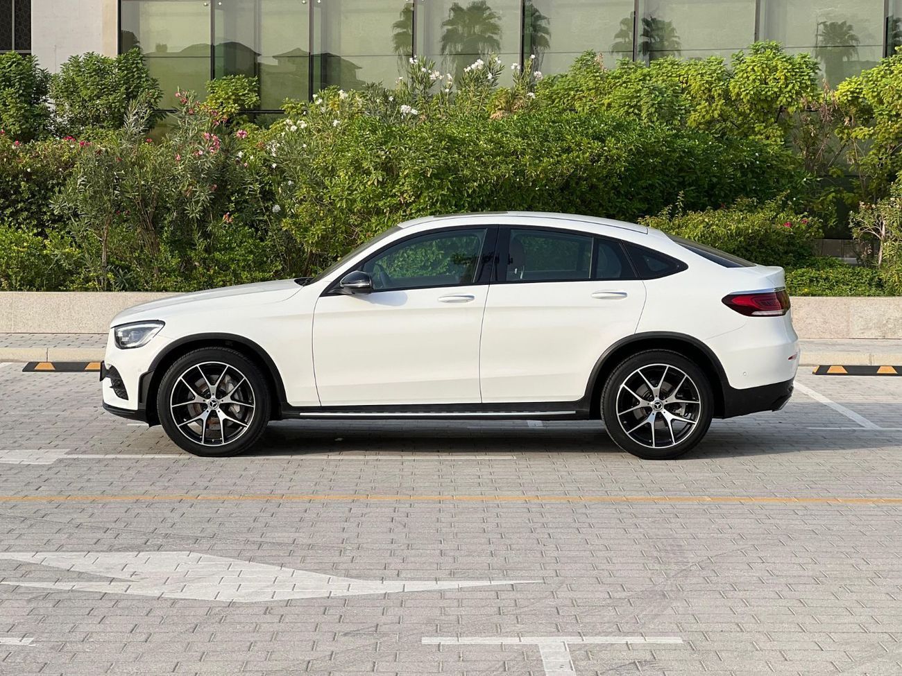 مرسيدس بنز GLC 300 Premium + 2.0L