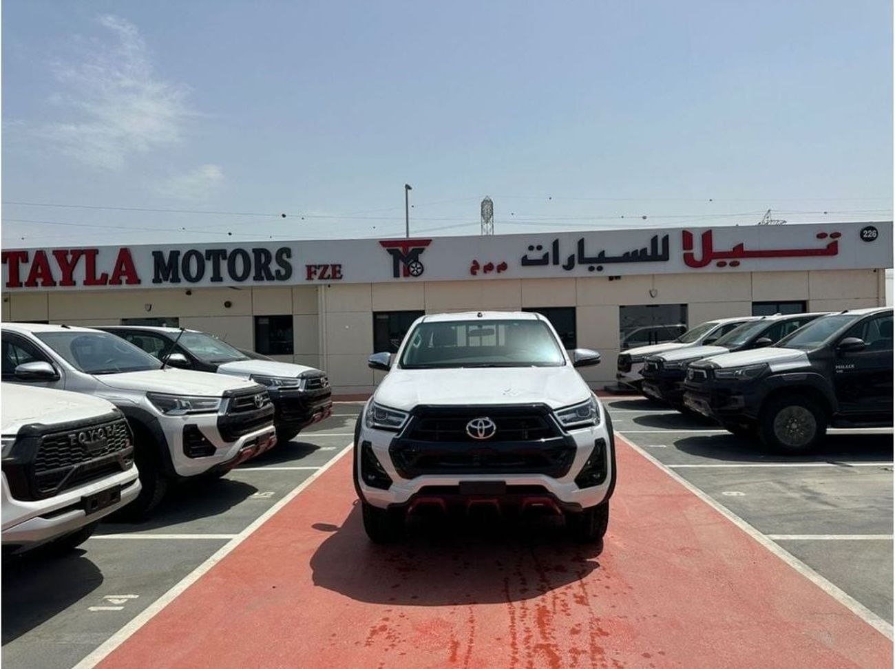 تويوتا هيلوكس TOYOTA HILUX 4.0 AT FENDER WHITE 2025