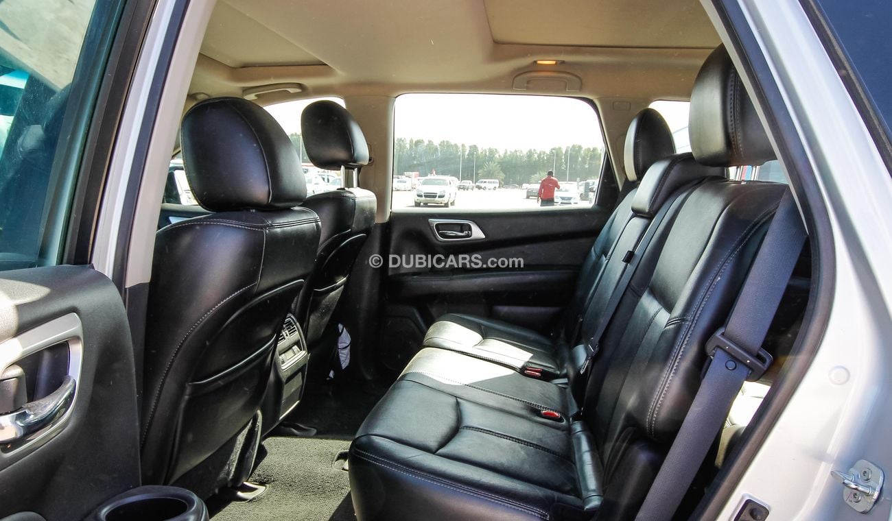 Nissan Pathfinder SV 4WD