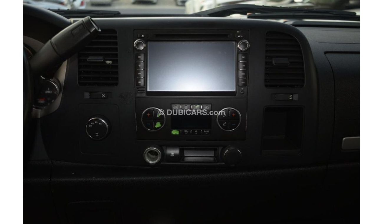 Chevrolet Silverado Pickup model 2009 imported silver color, equipped with two side halves, tyote wheels, sensors cruise