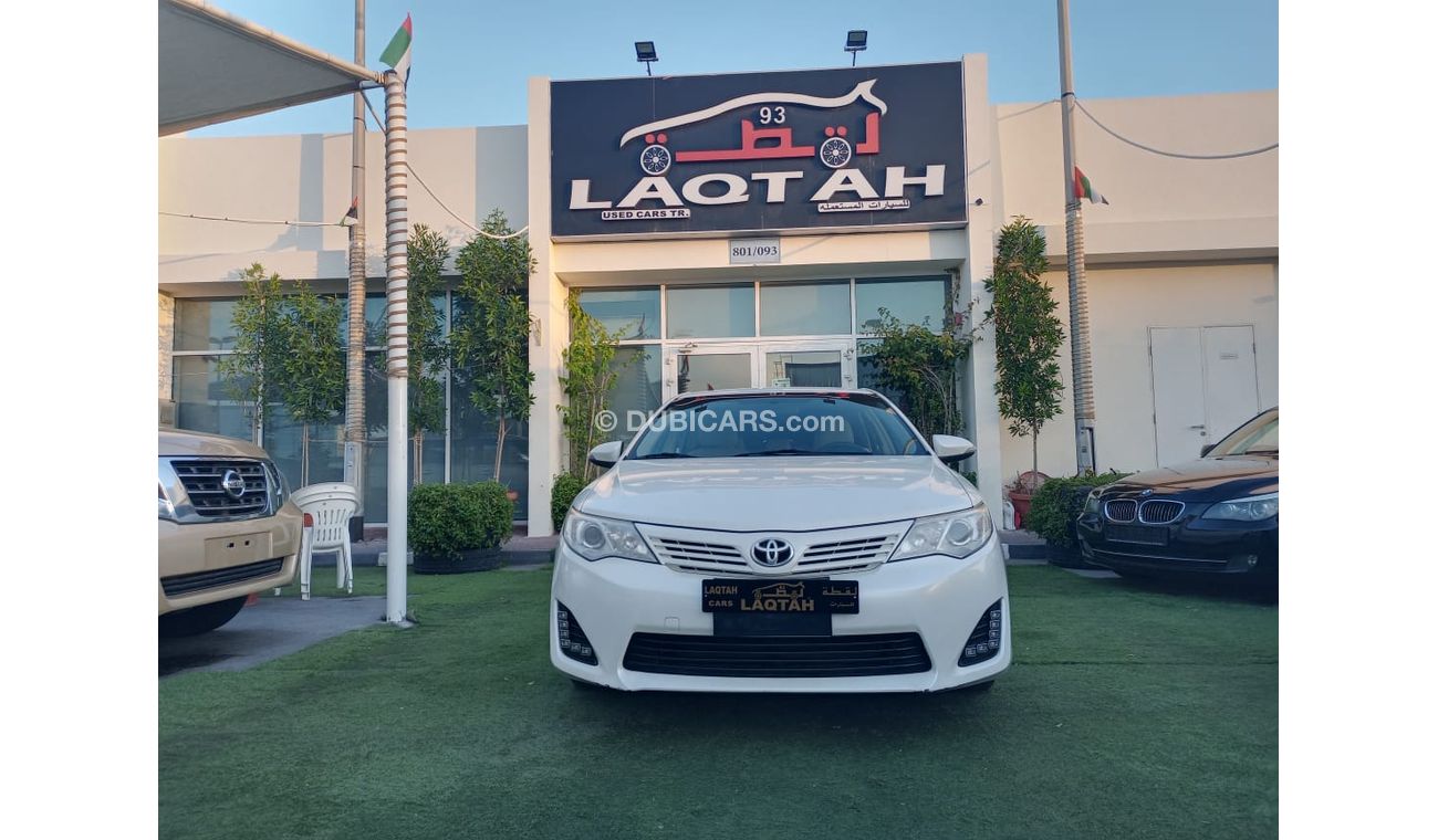 تويوتا كامري خليجى لون أبيض داخل بيج رقم 2 بدون حوادث مثبت سرعة تحكم رنجات حساسات جناح خلفى CD  - FM بحالة ممتازة