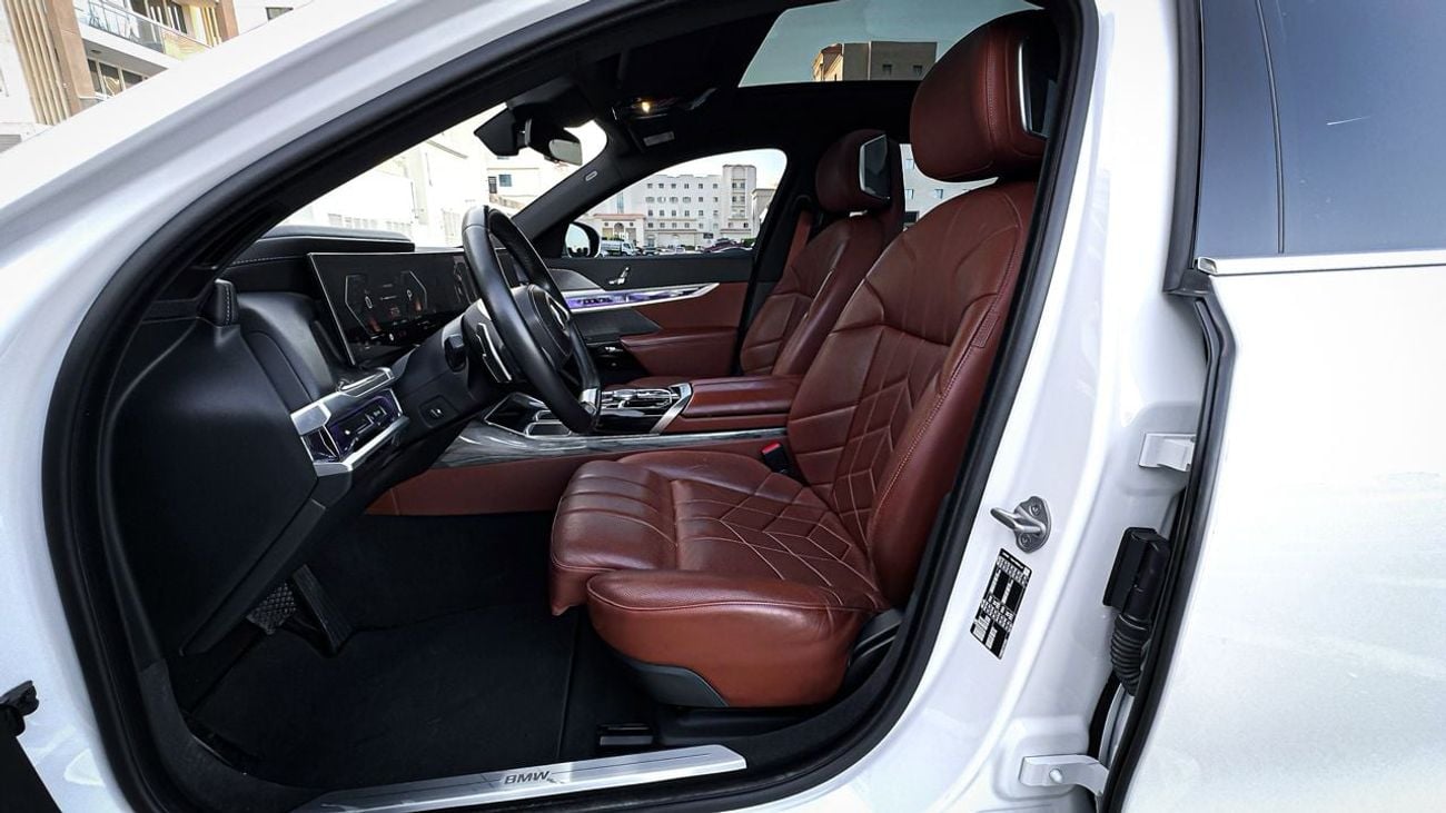 BMW 740i GCC UNER WARRANTY AND SERVICE CONTRACT !