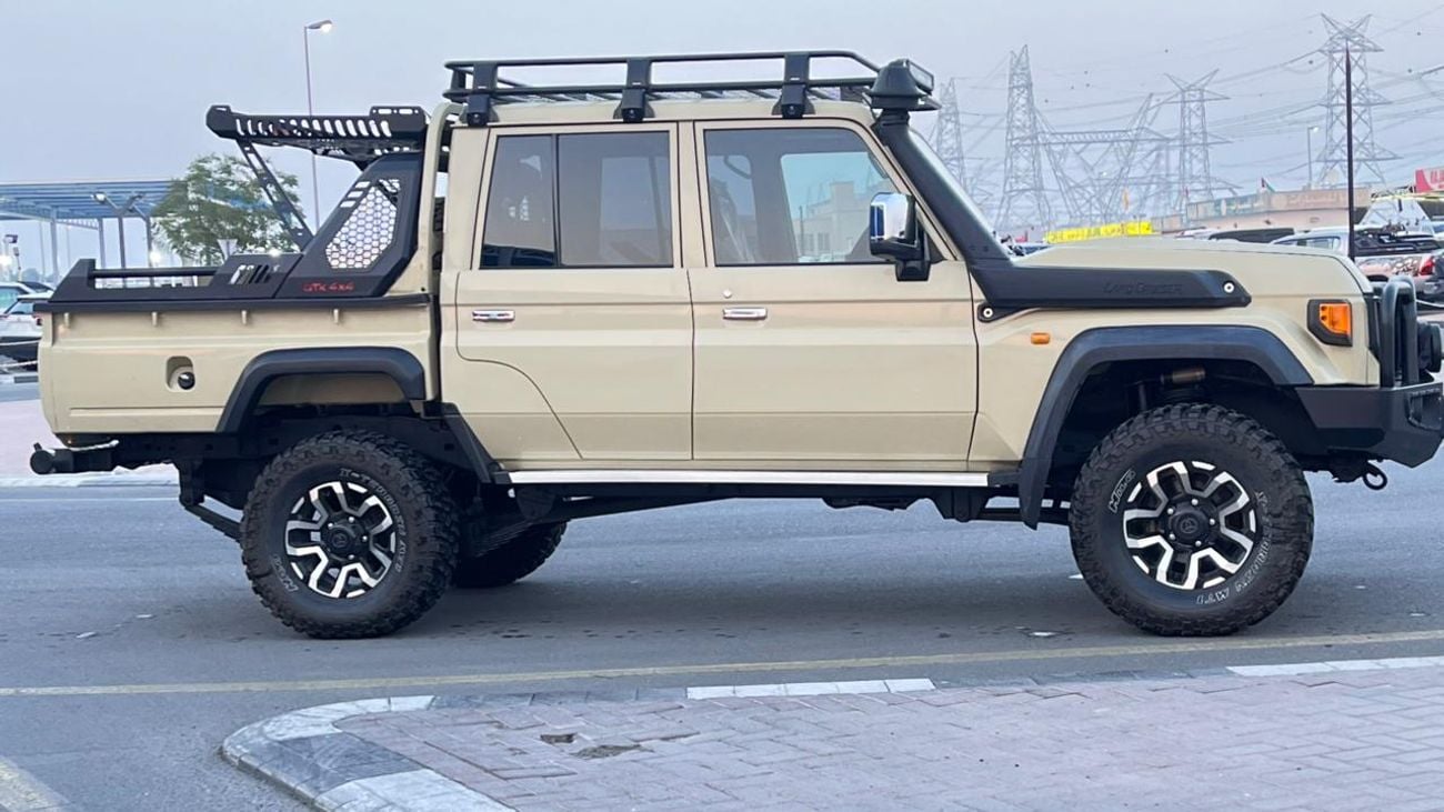 Toyota Land Cruiser Pick Up Heavy Duty Double Cabin Pickup RHD 4.5L 1VD-FTV V8 Diesel Engine Manual Transmission 4WD 5 Seats 4 D