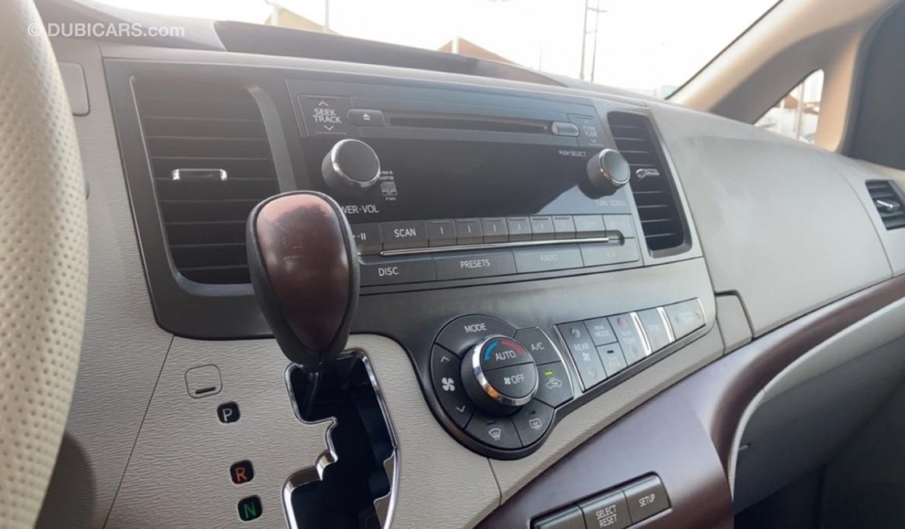 Toyota Sienna 2013 XLE (US) with sunroof ref# 155