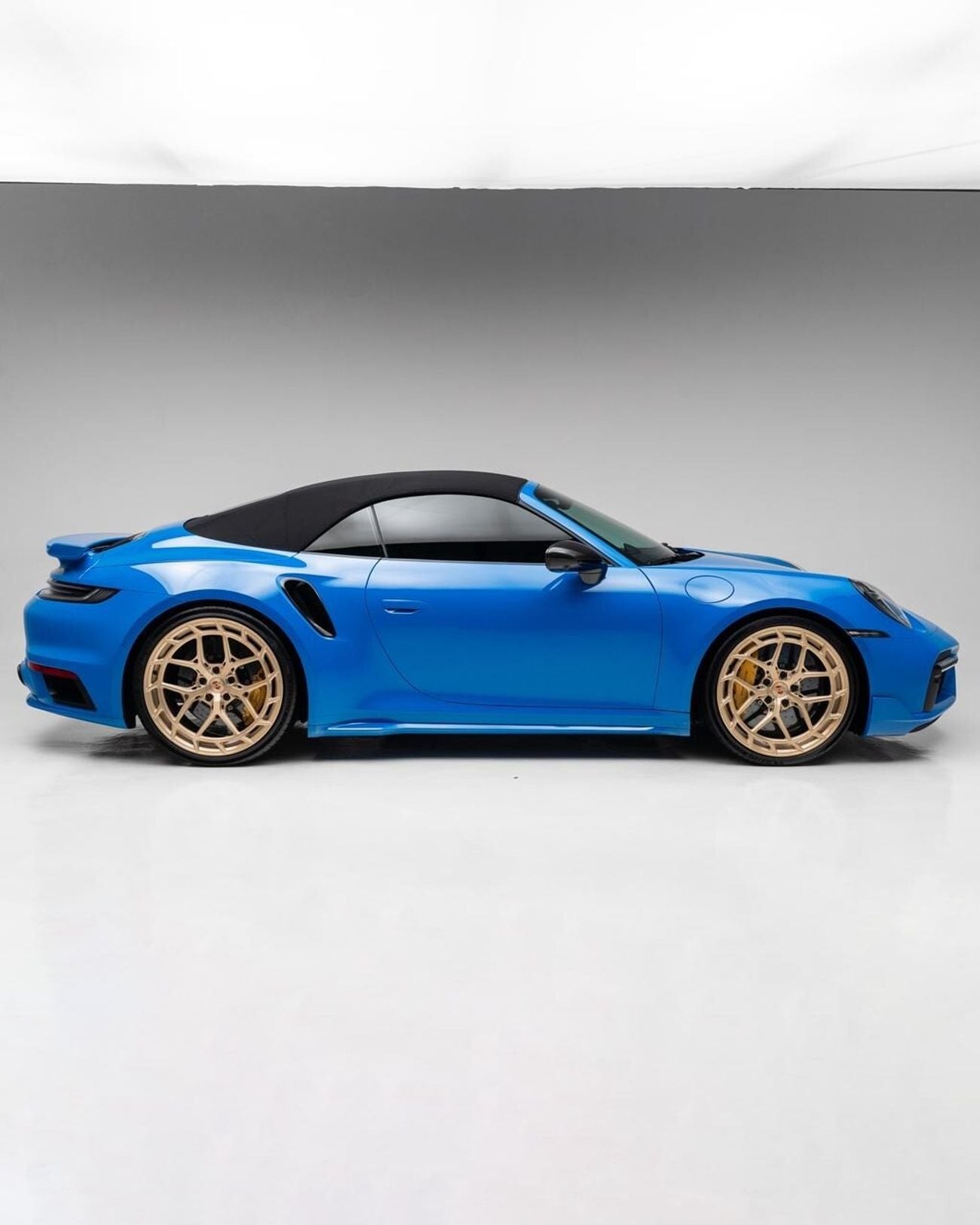 بورش 911 Turbo S 3.8L (645 HP) Convertible