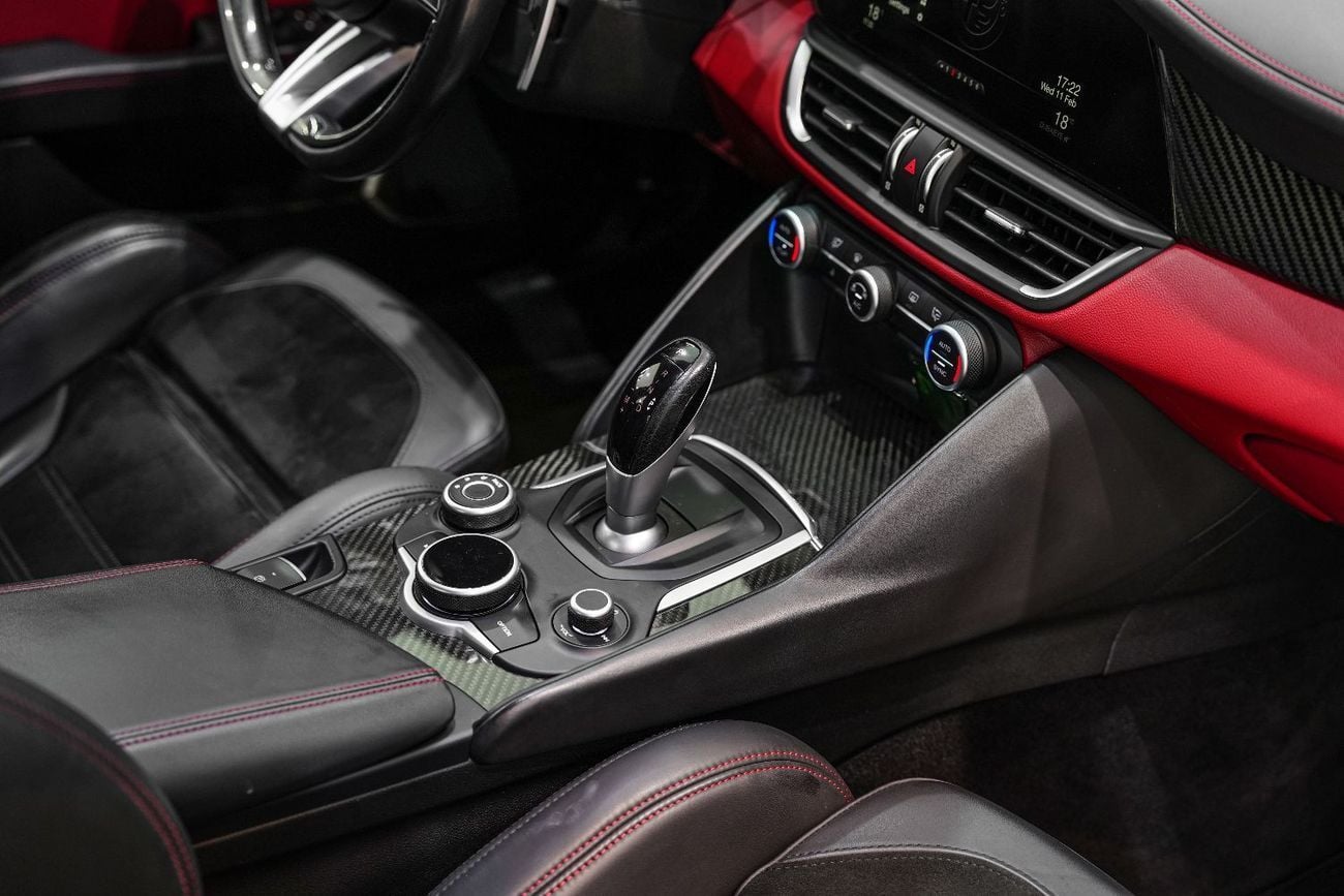 ألفا روميو جوليا Quadrifoglio, Carbon Trim, Harman/Kardon Audio, Sport Package, GCC Specs!!