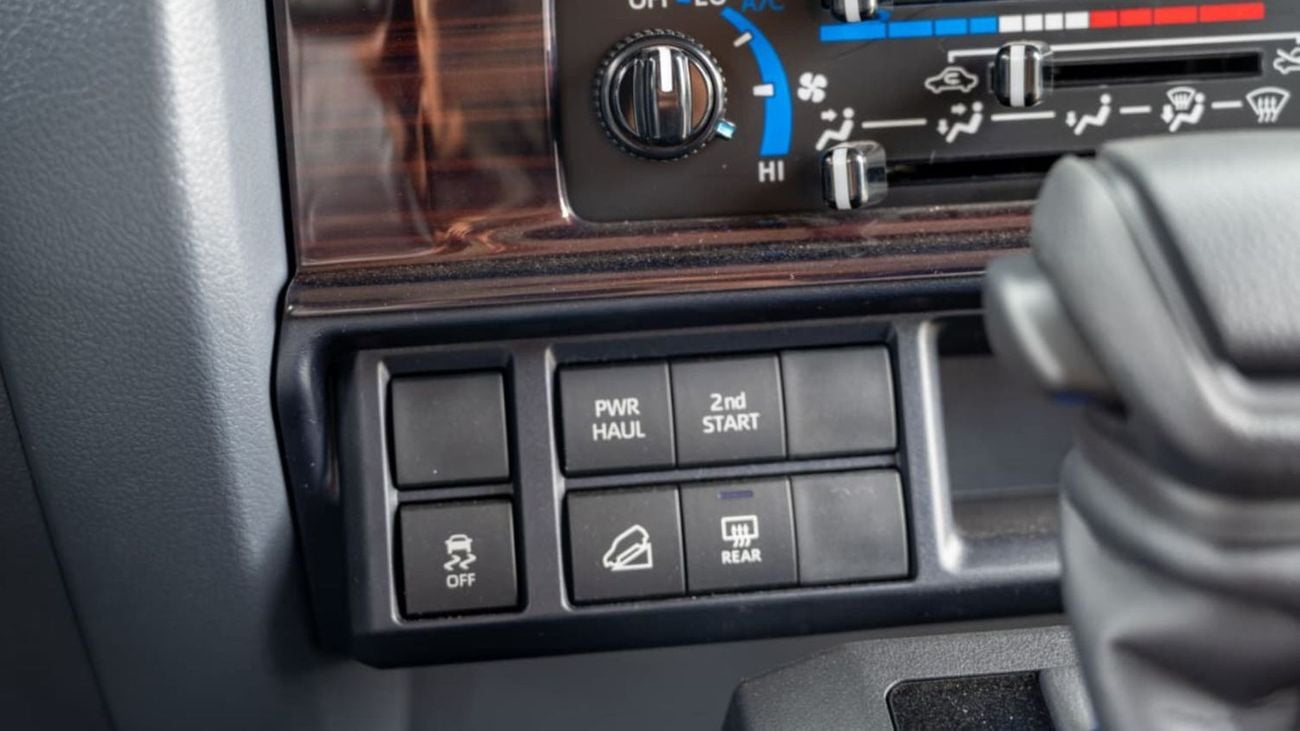 Toyota Land Cruiser 70 LC 76 2.8L | Diesel | 4 Cylinder | 6 Speed Automatic | 5 Door | 5 Seats