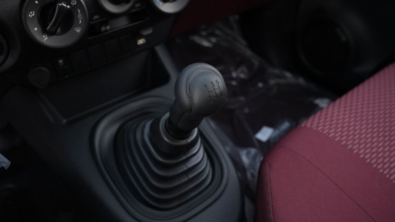 Toyota Hilux GLS 2.7L Single Cabin 4WD M/T