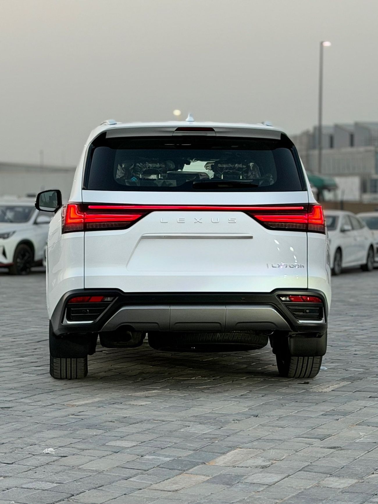 Lexus LX700h SIGNATURE WHITE/RED 2026