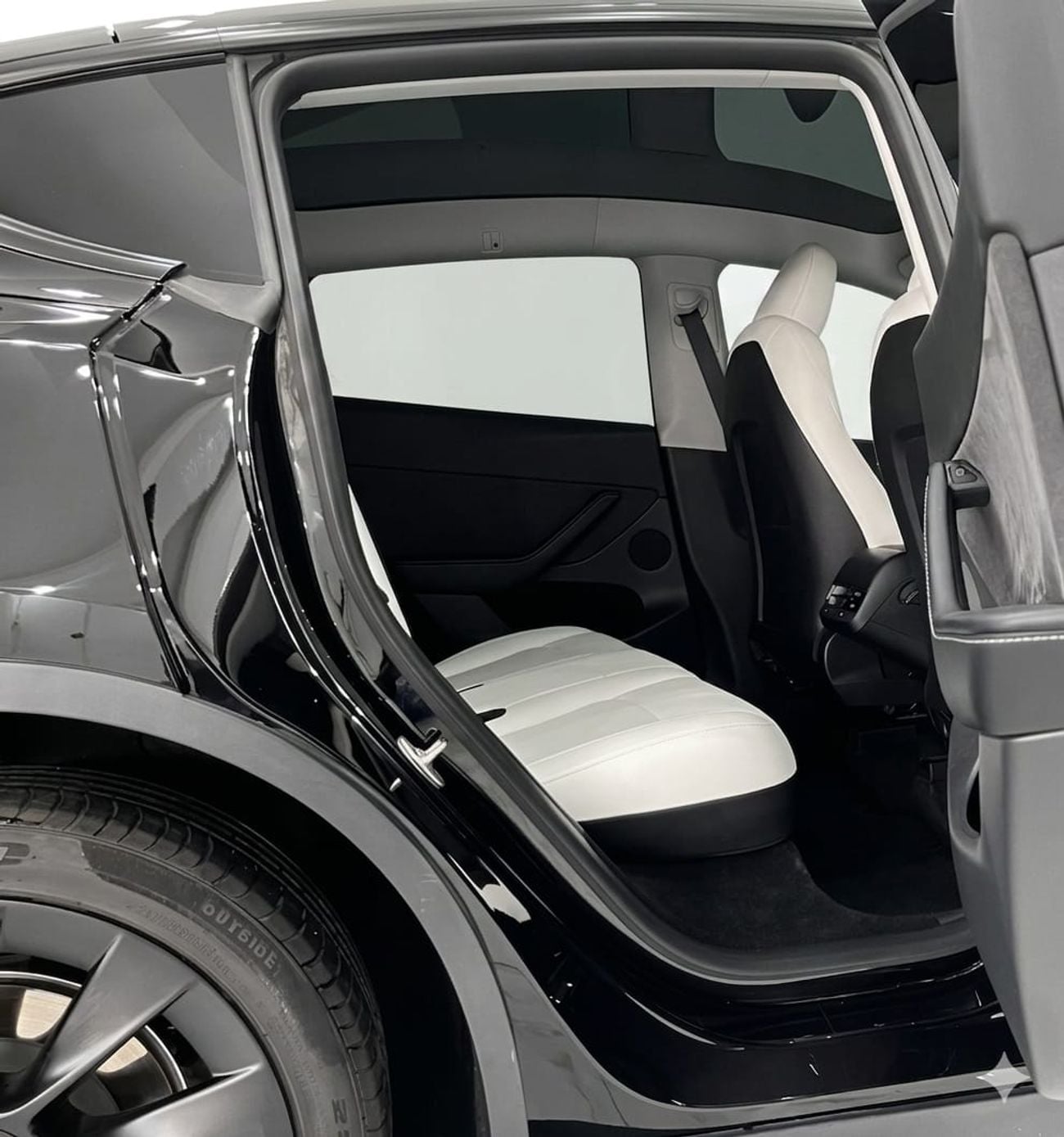 Tesla Model Y LONG RANGE AWD GCC SPECIFICATION -TESLA CENTRE DUBAI