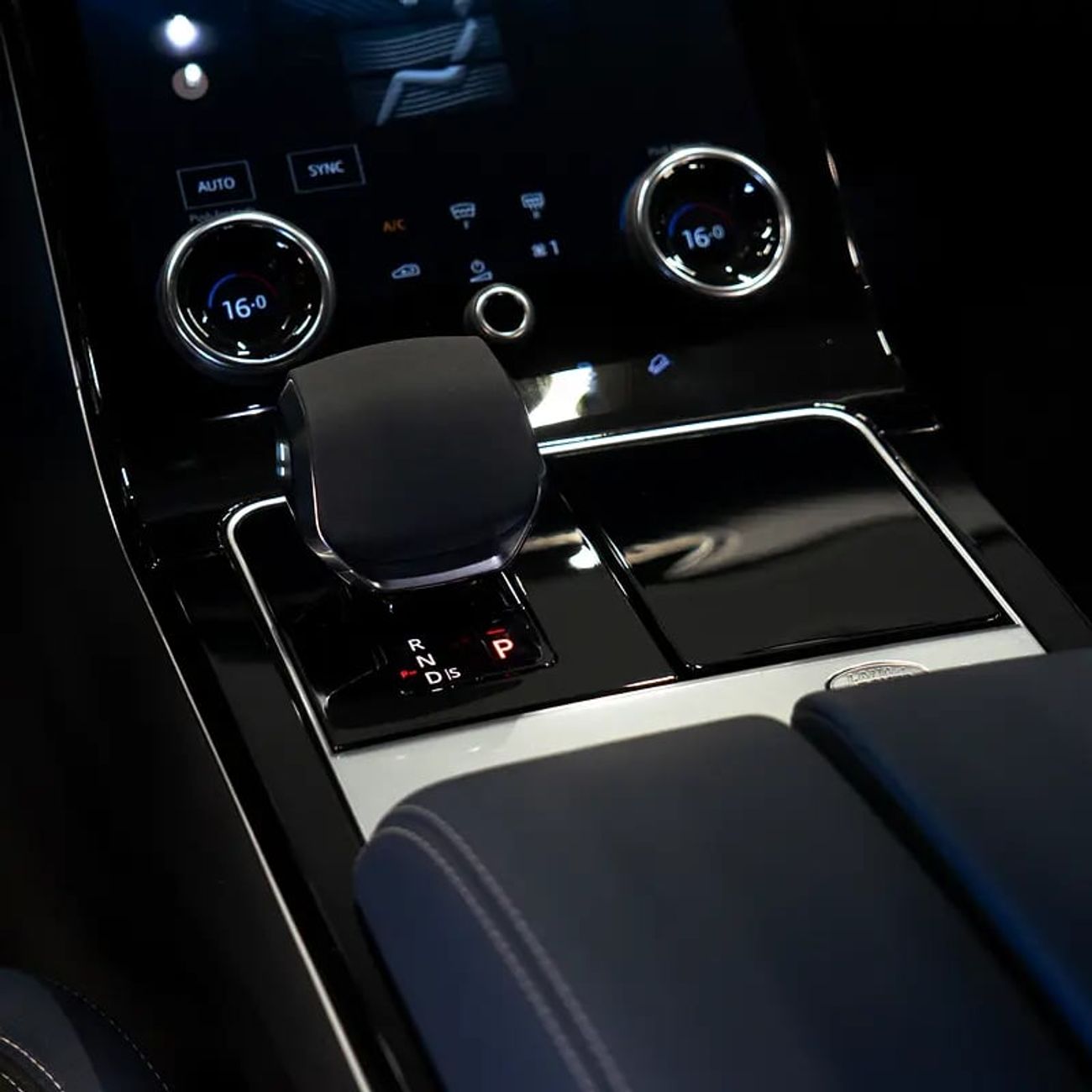 Land Rover Range Rover Velar P250 R-Dynamic HSE 2.0L AED 3,257 pm • 0% Downpayment • Velar R-Dynamic • 1 Year Warranty • Full Ser