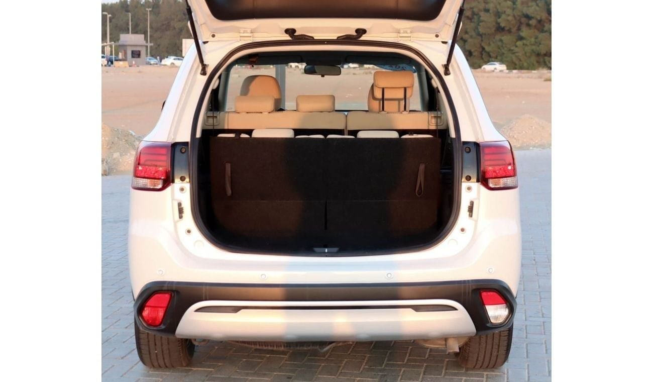 Mitsubishi Outlander GLS 2.4L Mitsubishi Outlander 2021 GCC 2.4L accident-free original paint in excellent condition 1281