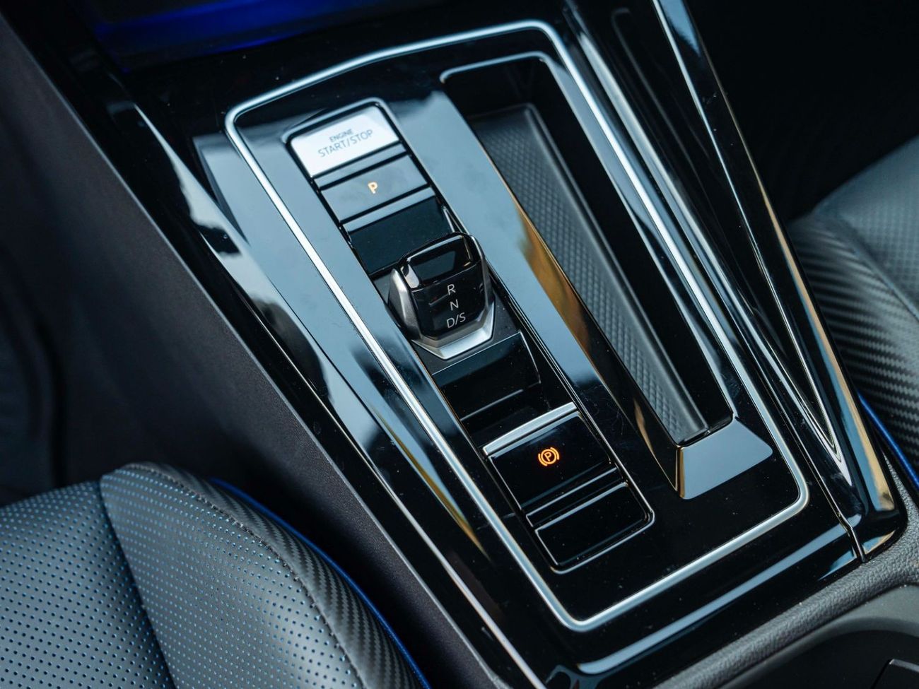 فولكس واجن جولف ار AED 2,595 PM • GOLF R • ONLY 17,000 KM • OFFICIAL VOLKSWAGEN WARRANTY UNTIL 07/2025 • CLEAN TITLE