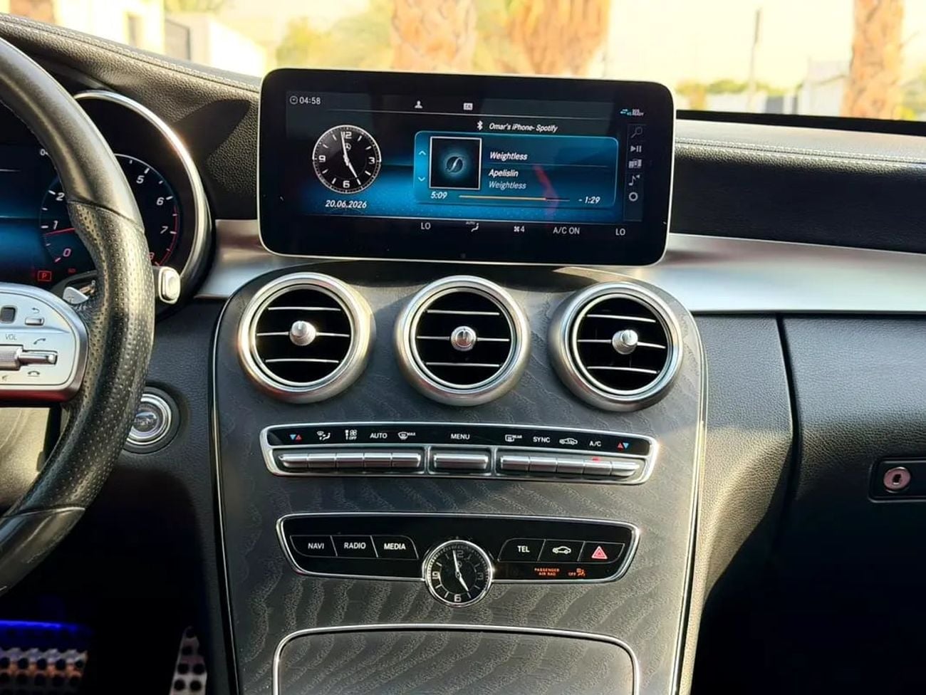 Mercedes Benz C200 MERCEDES C200 - MODEL - GCC SPECS - NO ACCIDENT - FULL SERVICE HISTORY
