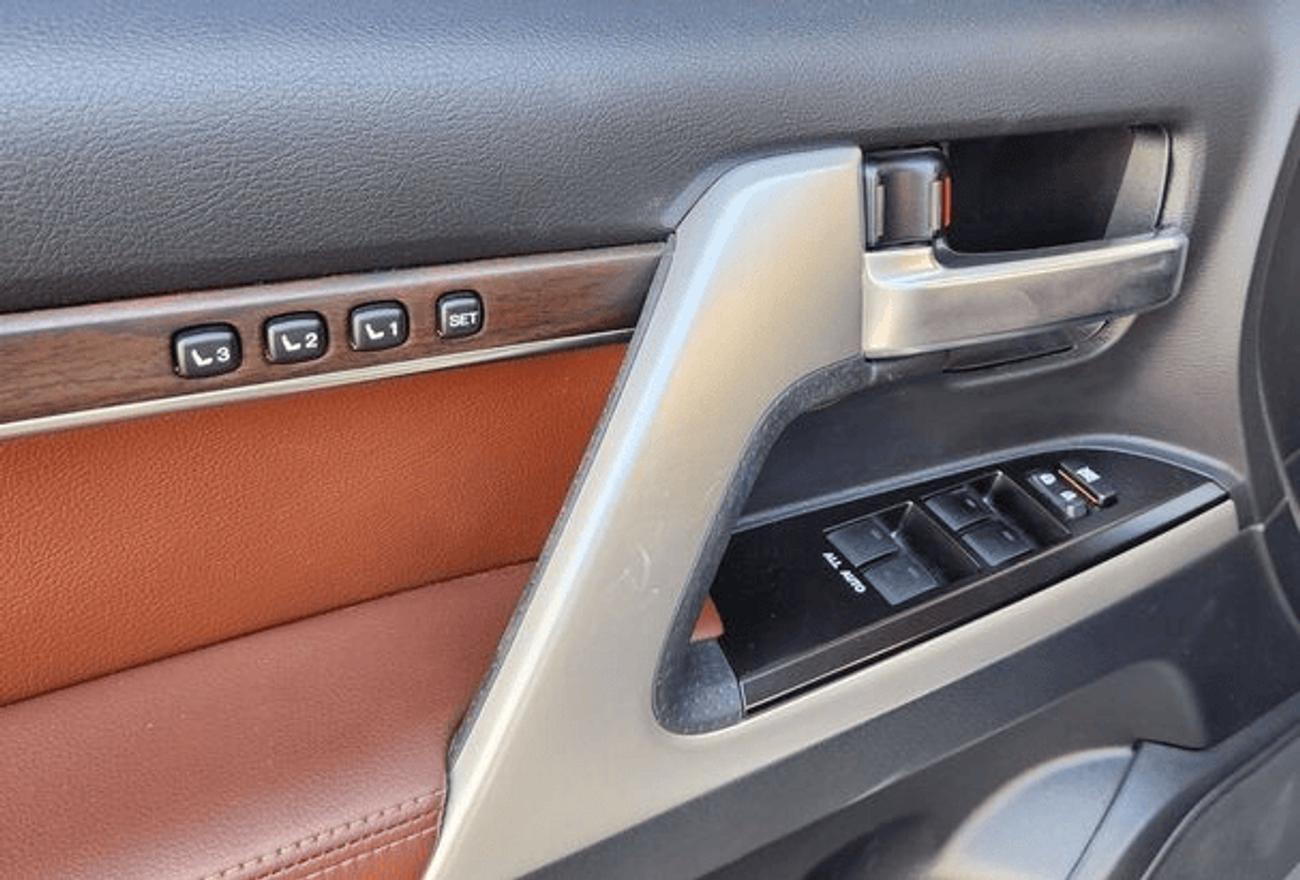 تويوتا لاند كروزر VXR 5.7L 4WD VXR 5.7L-8CYL 4WD Grand Touring - Completely Agency Maintained - Low Mileage Al Futtaim