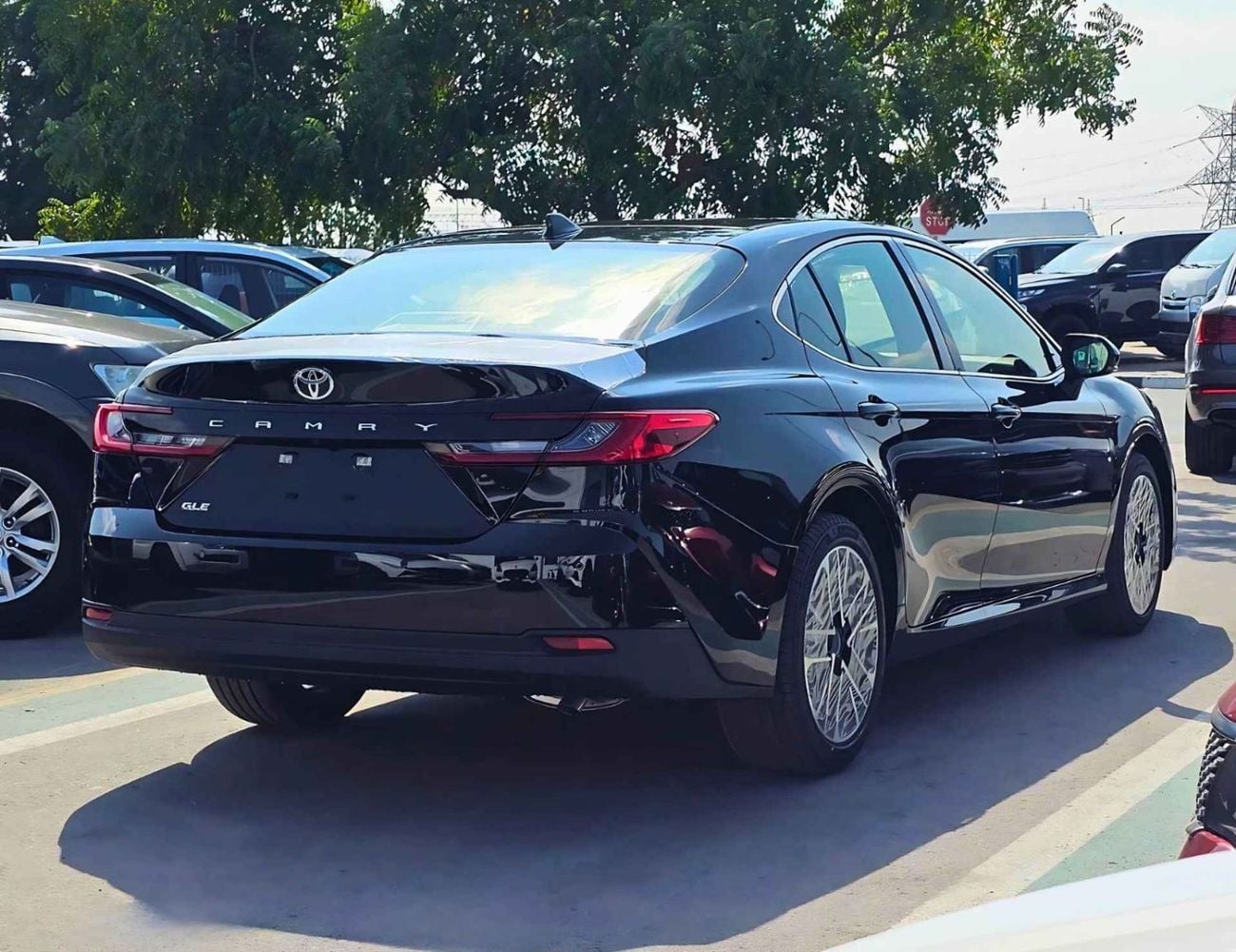 تويوتا كامري GLE || 2.5L PETROL / RADAR / PANORAMIC ROOF / LEATHER WITH PWR SEATS (CODE # CGLER)