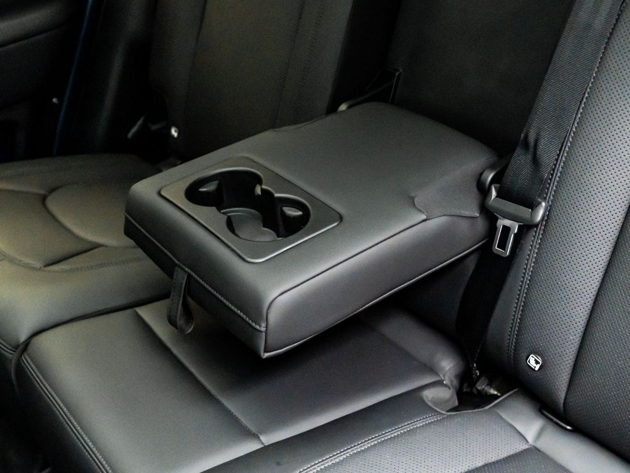 Land Rover Defender P300 110 2.0L (5 Seater) 2025 Land Rover Defender 110 S P300, 2.0TC I6 4WD, 300bhp, 8 Speed Auto. AE