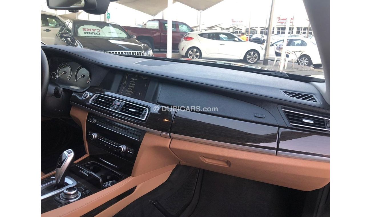 بي أم دبليو 730Li موديل 2012 خليجي فل مواصفات حاله ممتازه من الداخل والخارج مالك واحد من الوكاله فل مواصفات كراسي جلد