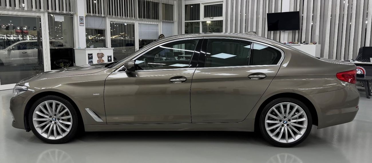 BMW 530i Luxury 2.0L