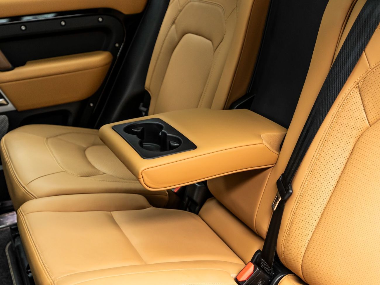 Land Rover Defender 2023 Land Rover Defender 130 P400 HSE, 2028 Warranty + Service History, Low KMs, GCC