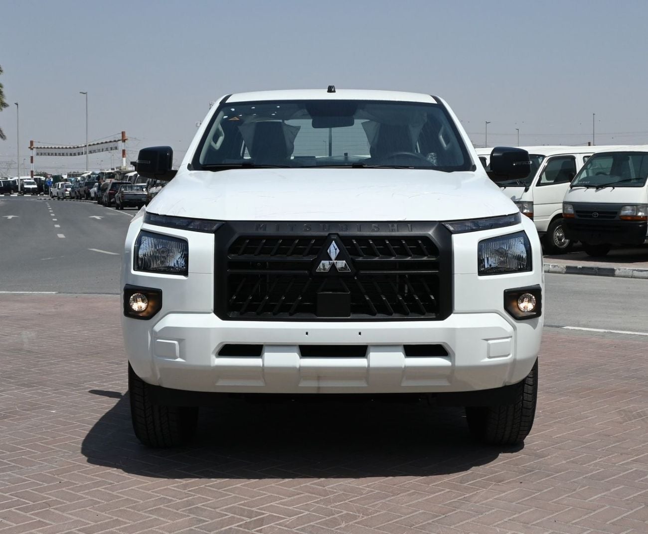 ميتسوبيشي L200 Petrol 2.4L | MT | 4x4 | Petrol | GLX