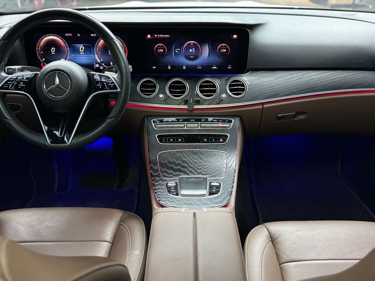 Mercedes-Benz E300 Premium + 2.0L