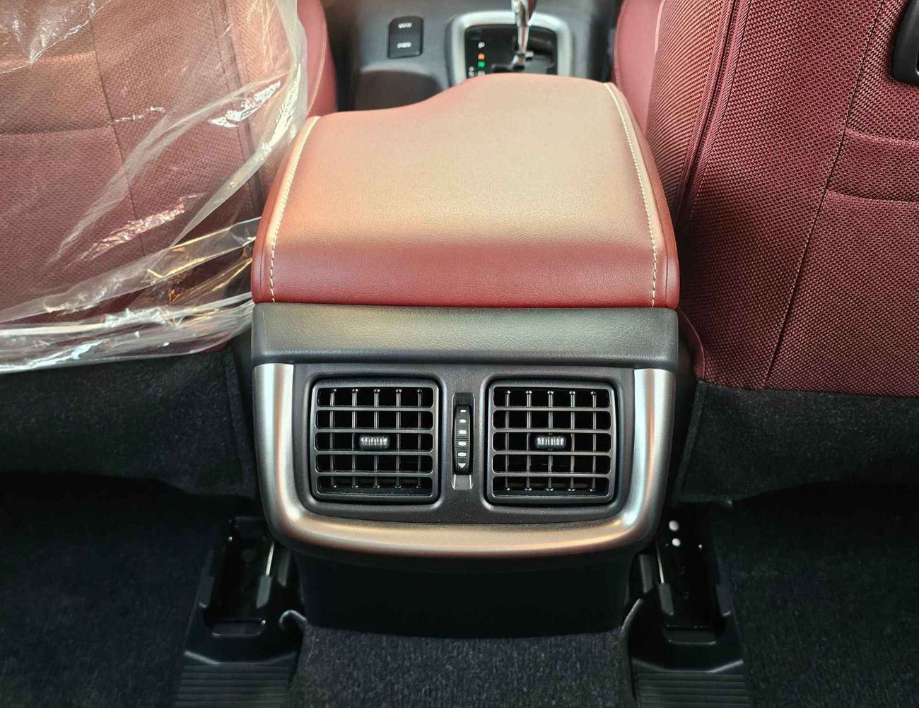 تويوتا هيلوكس SR5 WIDE BODY / DOUBLE CABIN / 2.4L DIESEL A/T 4WD / REAR CHROME BUMPER / DIFF LOCK / FULL OPTION (C