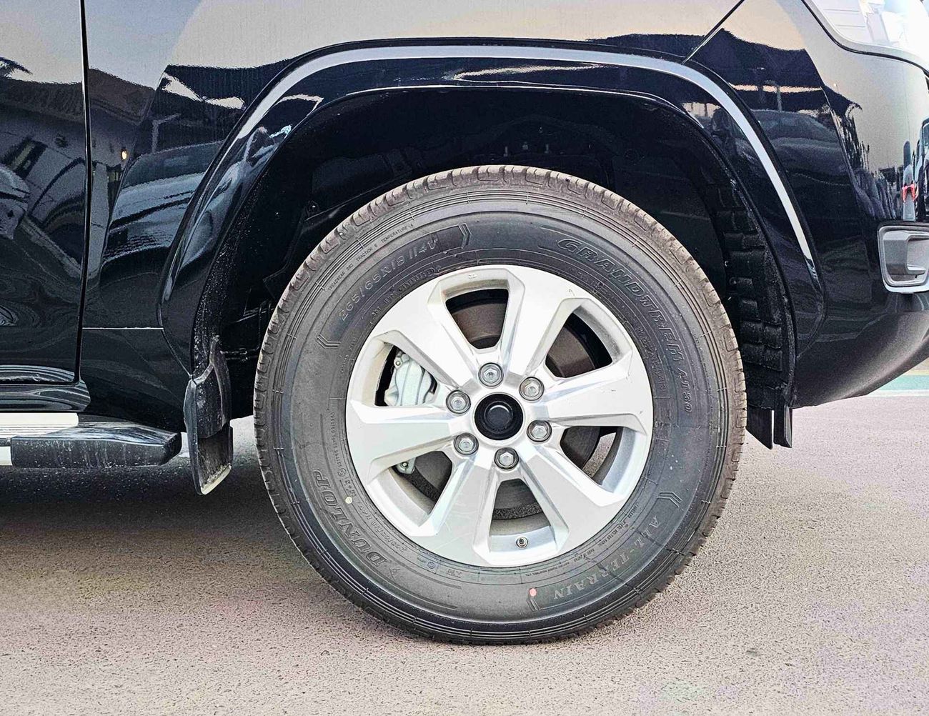 تويوتا لاند كروزر LC300 GXR / 3.3L V6 DIESEL / MID-STD DVD / DRIVER PWR SEAT / SUNROOF (CODE # GXR-G1)