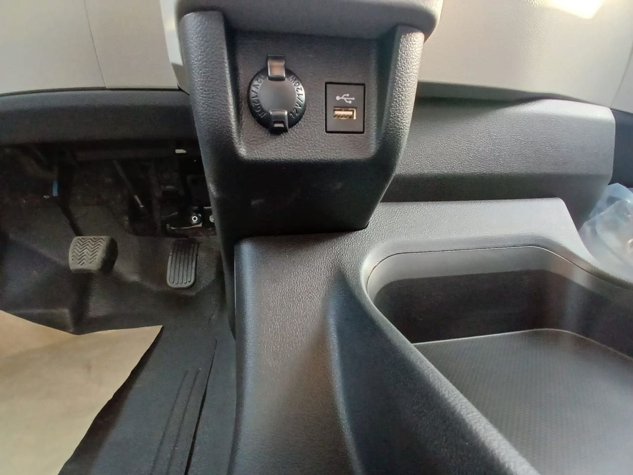 تويوتا هاياس 2.8L Diesel Manual Transmission, High Roof, 13 Seater, Model 2026