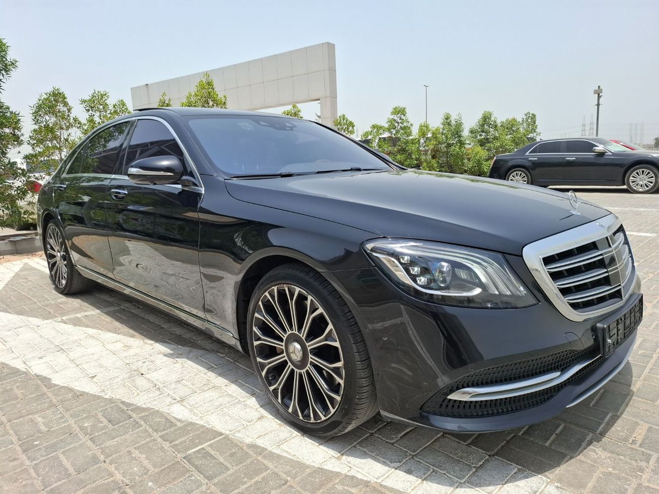 Mercedes-Benz S 560 Std 4.0L (463 HP) Mercedes-Benz S560L 2020 full option  vip
