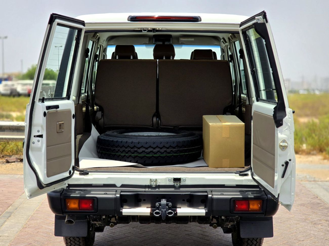 تويوتا لاند كروزر LC76 PETROL 4.0L - STD - E - DIFF LOCK - A/T - WHITE INSIDE BEIGE - 2025 - OMANI