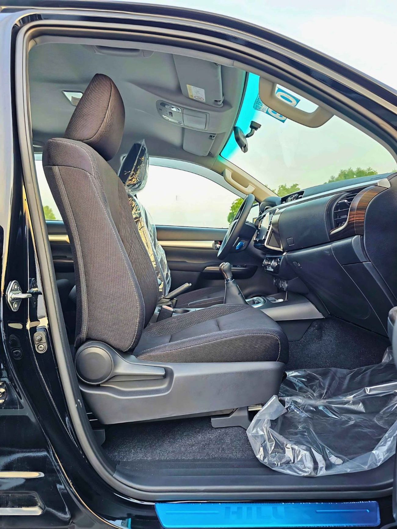 Toyota Hilux SR5 WIDE BODY/2.7L PETROL M/T/HOOD LIFT ASSIST/BLIND SPOT/ 2 COOL BOX/ DIFFLOCK (CODE#HPMADW)