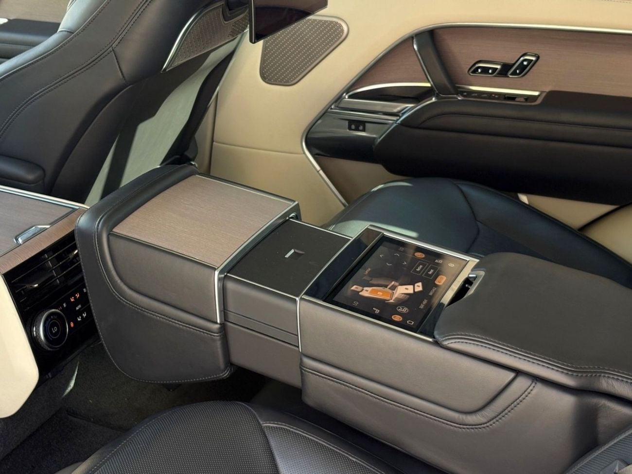 لاند روفر رينج روفر AED 10,240 P.M | 0% DOWN PAYMENT | RANGE ROVER VOGUE AUTOBIOGRAPHY | 4.4L TWIN-TURBO V8 – 523 HP | F