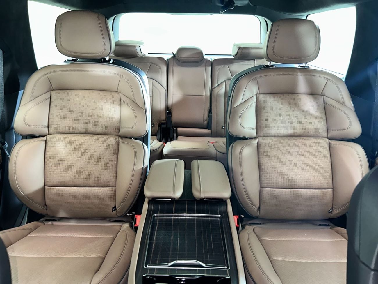 Lincoln Navigator Presidential 3.5L N1925 / AL TAYER MOTORS / AL QOUZ SHOWROOM