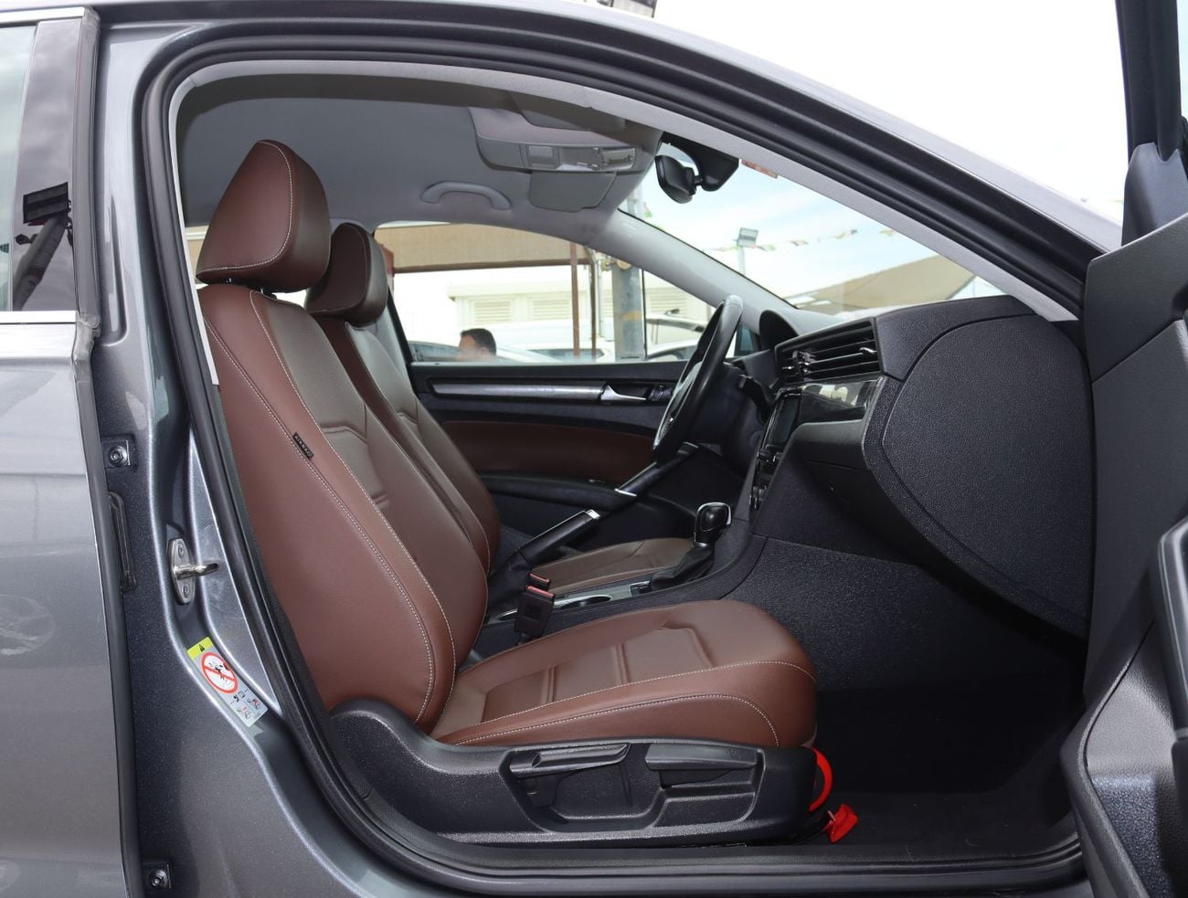 Volkswagen Passat SEL 2.5L Volkswagen Passat - 2021 - GCC- Accident-free - Low Mileage - excellent condition, inside a