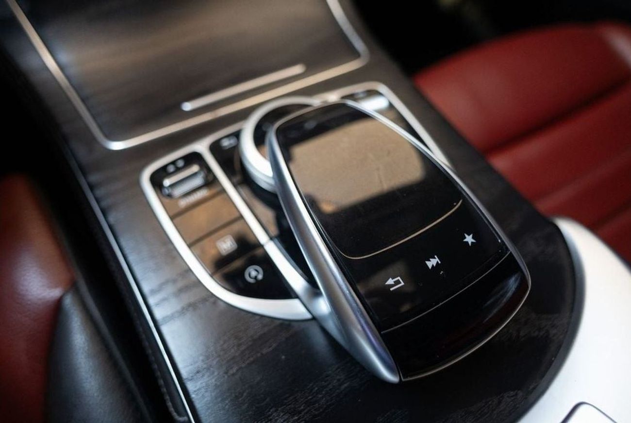 مرسيدس بنز GLC 250 AMG 2.0L Mercedes-Benz GLC250 Coupe AMG Night Package 2019 GCC under Warranty with Flexible Down-Pay