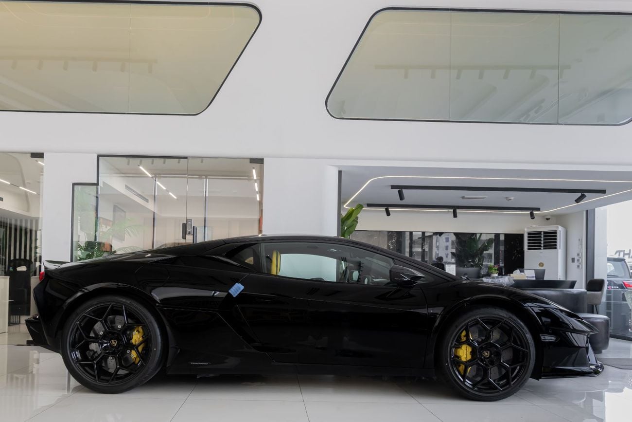 Lamborghini Temerario Lamborghini Temerario | 2026 | HPEV | 920 HP | AWD | Black / Yellow & Black Interior