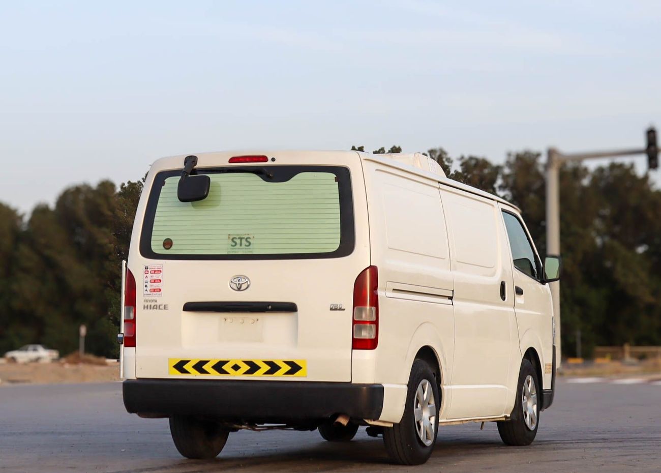 Toyota Hiace GL - Standard Roof 2.7L Toyota Hiace Van 2017 GCC , without accidents, in excellent condition