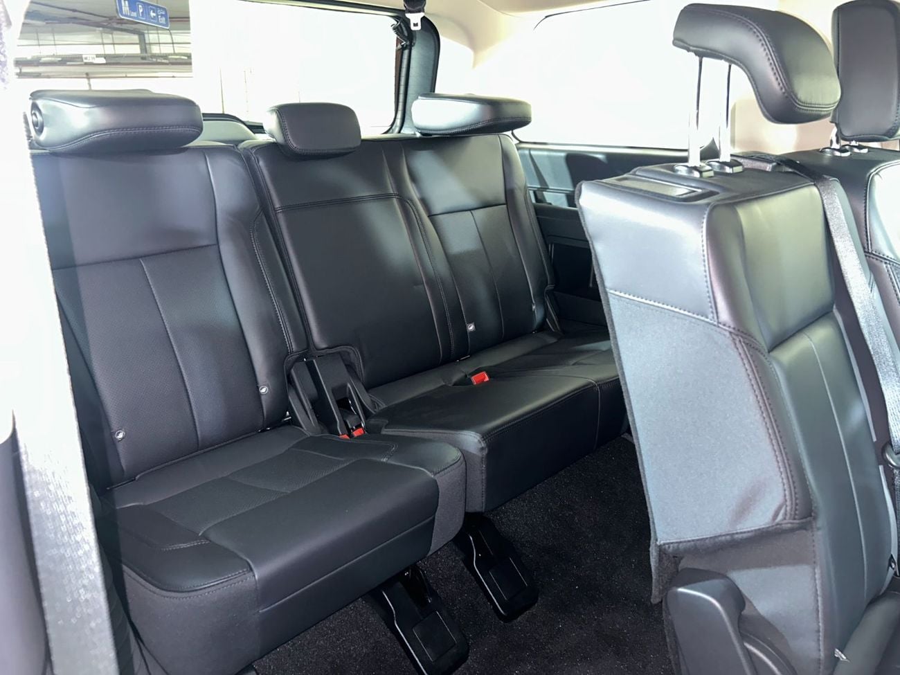 Ford Expedition XLT 3.5L (380 HP) 4WD XT223W / AL TAYER MOTORS / AL QOUZ