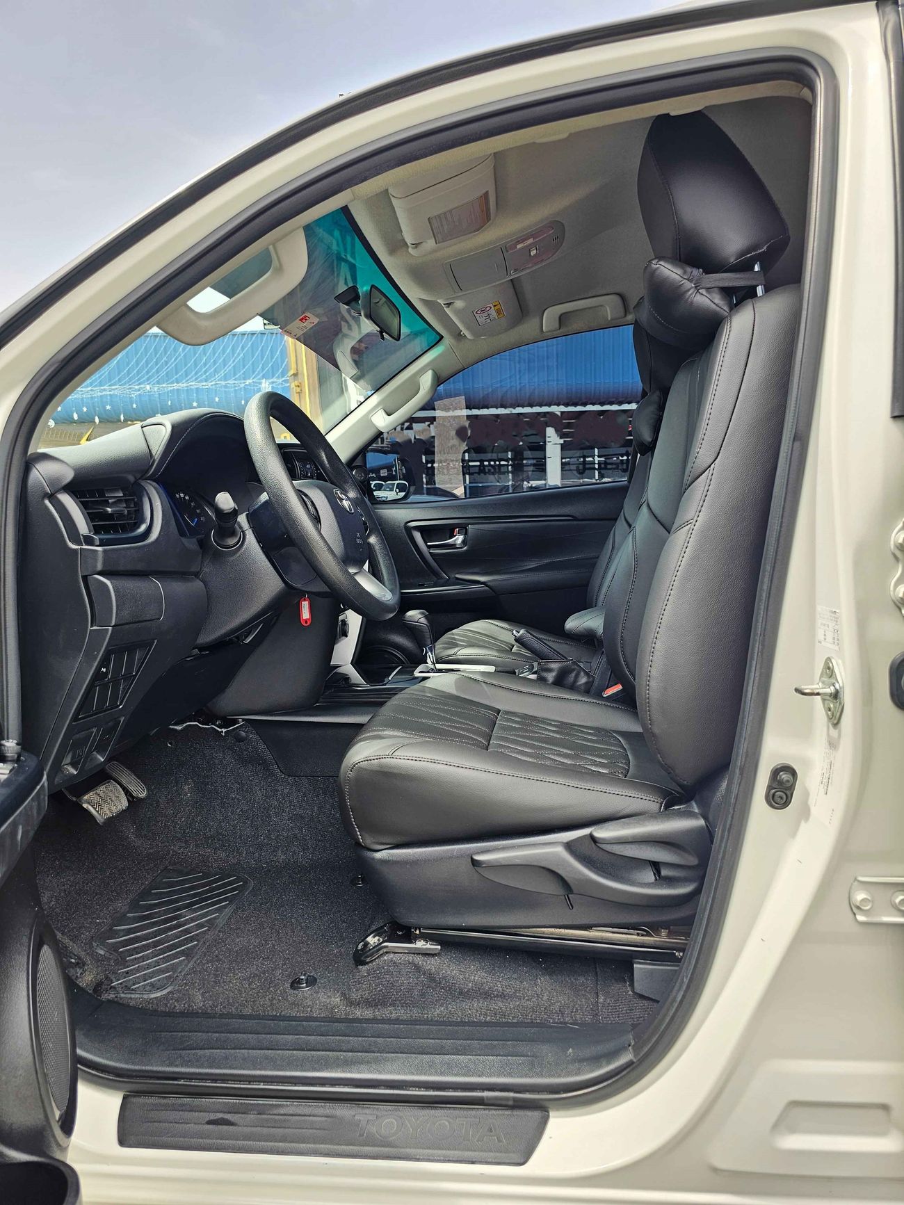 Toyota Fortuner EXR /V4/ BLACK EDITION/ 4WD/ DVD REAR CAMERA/ LEATHER SEATS/ LOW MILEAGE/ 1316 MONTHLY/ LOT#102957