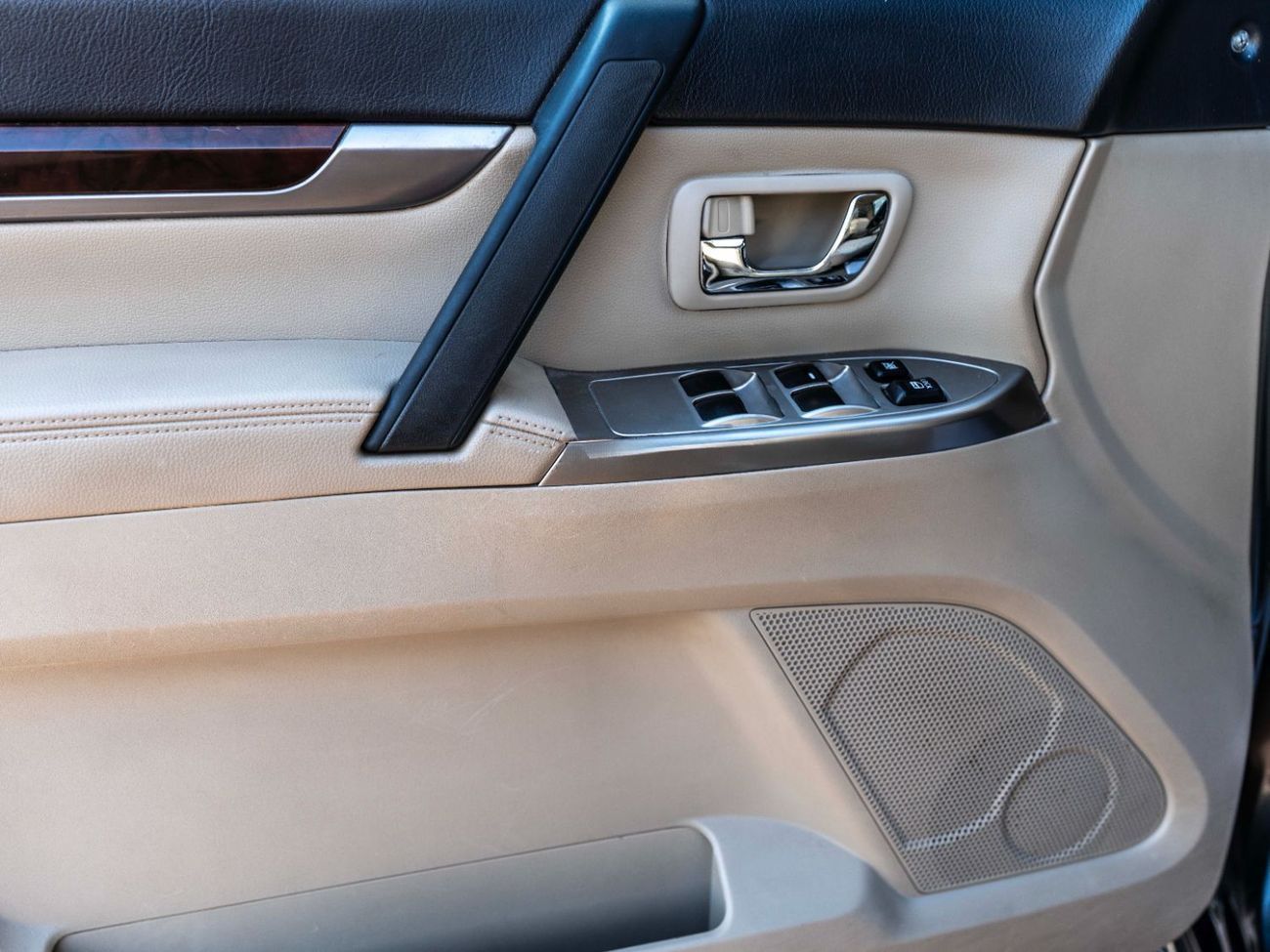 ميتسوبيشي باجيرو GLS Base 3.5L (7 Seater)