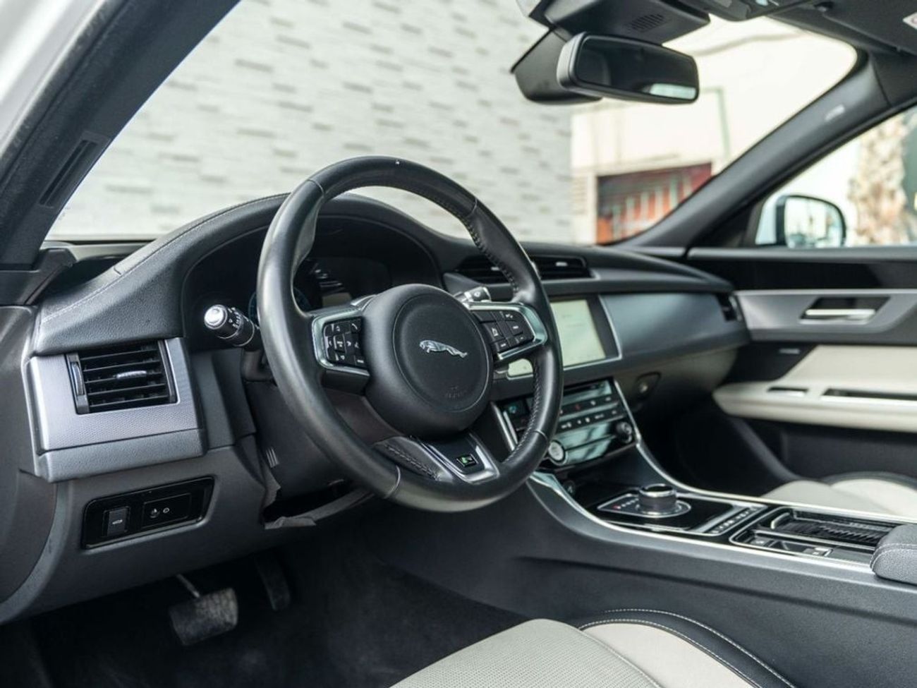 جاكوار XF R-Sport 2.0L Sedan