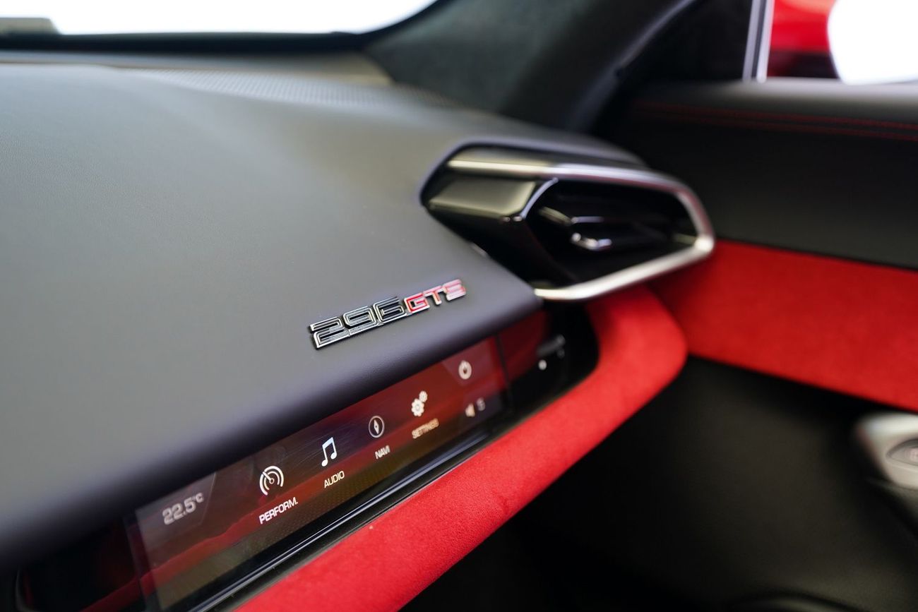 فيراري 296 GTS