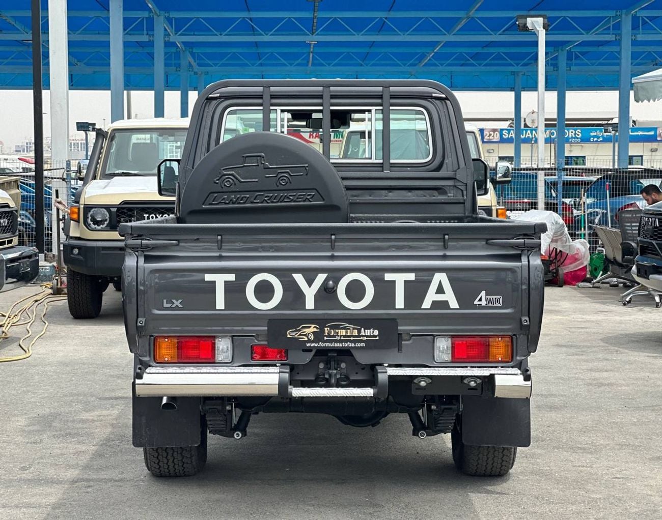 تويوتا لاند كروزر بيك آب S/C LC79 2.8 لتر ديزل أوتوماتيك // 2026 // كاملة المواصفات مع رادار، ثلاجة، قفل تفاضلي، مشغل DVD وكا